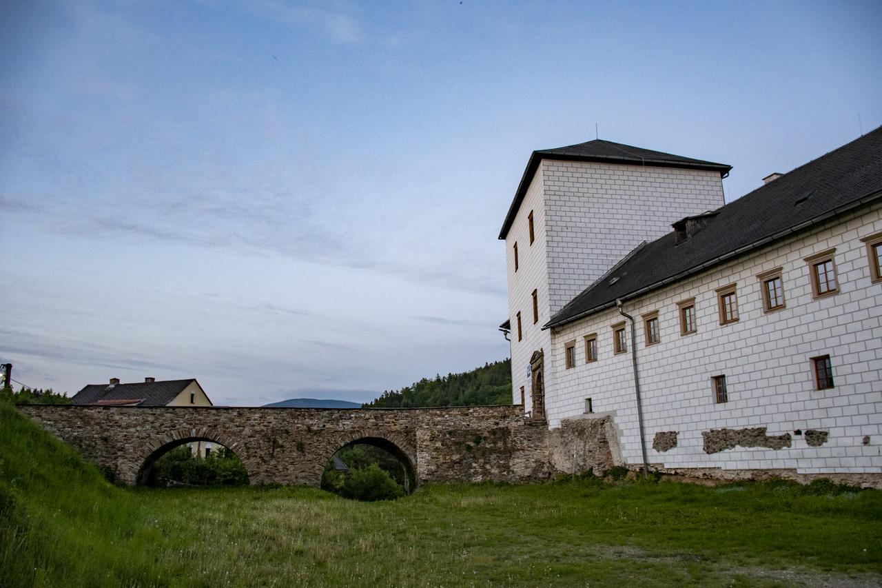 Zamek Kolstejn - Hotel Chateau Goldenstein Branná Exterior photo