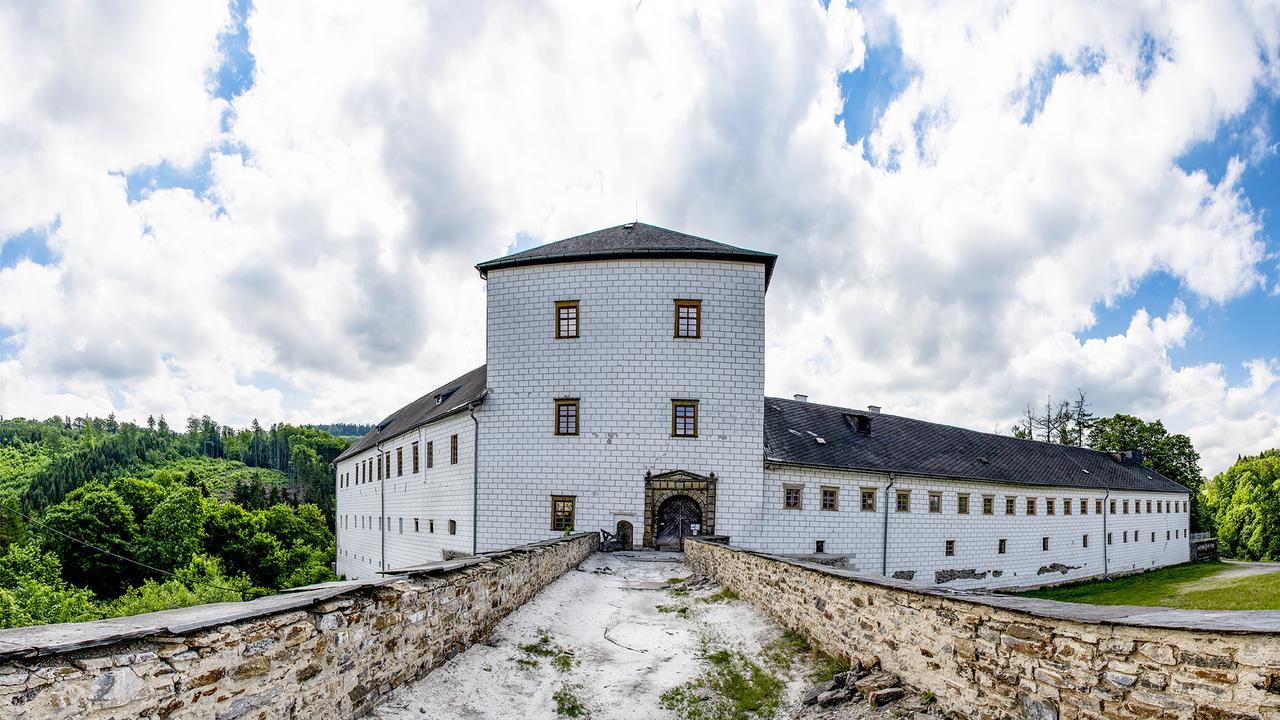 Zamek Kolstejn - Hotel Chateau Goldenstein Branná Exterior photo